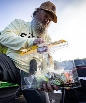 Įmautė Plano Stow All Series 3700 vandeniui atsparus laikymo krepšys Matmenys 35,56cm x 22,86cm. permatomas TPU medžiaga Vandeniui atsparus plastikinis užtrauktuku užsegamas maišelis masalams ir žvejybos įrankiams made in USA