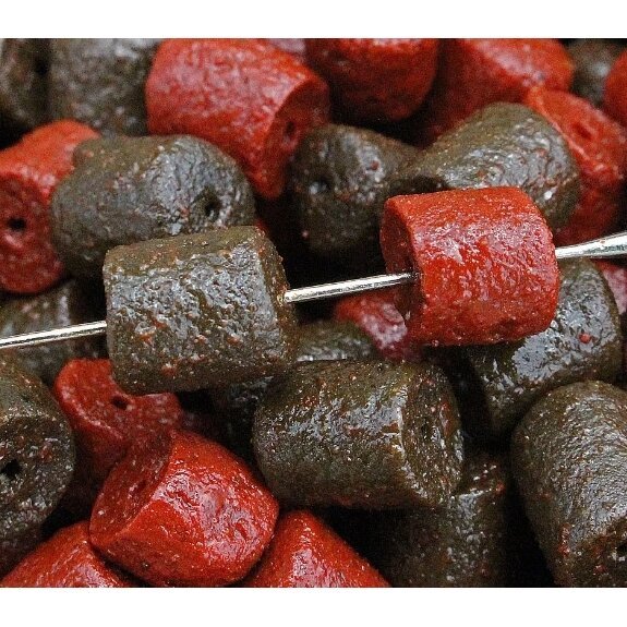 Kablio granulės DYNAMITE BAITS PRE-DRILLED 8mm KRILL / GARLIC / MARINE HALIBUT Krevetė / Česnakas / Norvegijos HALIBUTAS - Image 2