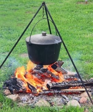 Trikojis stovas puodams virš laužo pakabinti su grandinėle 1,2m