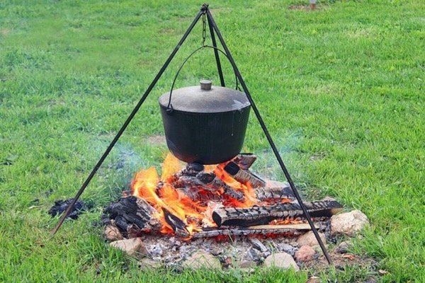 Trikojis stovas puodams virš laužo pakabinti su grandinėle 1,2m