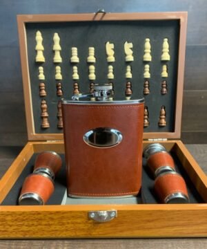 Super kaina 46eur Dovanų Komplektas Nerūdijančio plieno gertuvė ir šachmatų rinkinys su 4 vienodais taurelėm + Tauraus medžio dėžutė